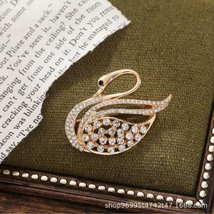 Broches et épingles <span class=keywords><strong>de</strong></span> poitrine en forme <span class=keywords><strong>de</strong></span> <span class=keywords><strong>feuille</strong></span> d'érable - Product Image 2