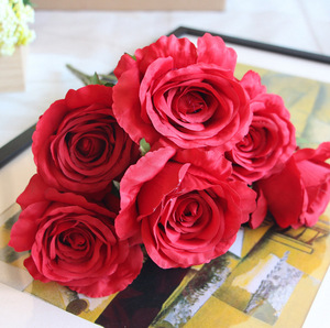 Rosa Artificiale 12 Teste Bouquet di Rose Artificiali in Seta per Decorazioni Matrimoni ed Eventi Rose Bianche e Rosse per Laurea - Product Image 4