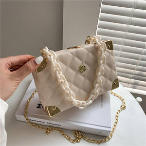 Sac à main pour femmes de style vintage et tendance. Avec décoration en chaîne. Sac à main de luxe de créateur. 2021 - Product Image 5