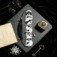 Maßgefertigtes Emaille-Metall-Lesezeichen Gotisches Multi-Totenkopf-Design Mit Quaste Personalisiertes Graviertes Lesezeichen für Sammler Halloween-Geschenk