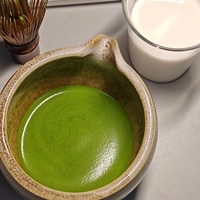 Matcha cerise certifié, parfum floral-fruit entrelacé avec la douceur du thé, offrant une expérience délicieuse