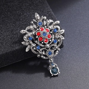 Broches de luxe personnalisées en alliage plaqué or avec pendentif fleur pour femme, accessoires polyvalents pour mariage, fiançailles, fête et cadeaux - Product Image 5