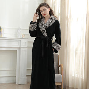 Lussuoso Accappatoio Lungo fino alla Caviglia, Caldo per l'Inverno, Extra Lungo, Stampa Leopardata, in Flanella e Pile - Product Image 1