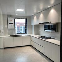 Armoire de cuisine sur mesure au sol et au plafond avec capteur humain, éclairage LED, surface anti-rayures et grand espace de rangement pour cuisine duplex