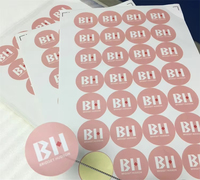 Autocollants de logo personnalisés Autocollants en vinyle imperméables Étiquettes de code QR Autocollants de marque alimentaire Étiquettes adhésives en rouleau