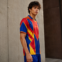 Camiseta de Fútbol Personalizada con Bloques de Color Modernistas para Ligas Universitarias