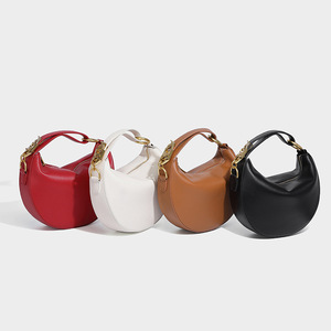 <span class=keywords><strong>Borse</strong></span> firmate mezza luna con manico in pelle sintetica classica borsa da viaggio in pelle <span class=keywords><strong>di</strong></span> <span class=keywords><strong>prima</strong></span> <span class=keywords><strong>classe</strong></span> da donna rossa <span class=keywords><strong>di</strong></span> lusso rotonda Hobo borsa - Product Image 6