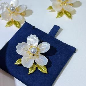 Broche de Perlas de Agua Dulce Naturales de Alta Gama, Elegante y Exquisito, con Flores Talladas en Madreperla, Complementa Trajes Cheongsam - Product Image 2