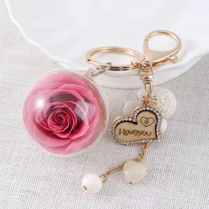 도매 2024 최고의 발렌타인 데이 선물 유행 사랑 열쇠 고리 여자 친구를위한 오래 지속 보존 된 장미 꽃 열쇠 고리