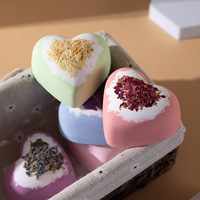 Bombes de bain en forme de cœur avec fleurs séchées, huiles essentielles naturelles, hydratantes et effervescentes – Coffrets cadeaux romantiques bio et sans cruauté animale