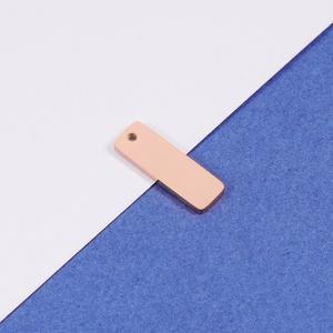 Étiquettes en métal rondes personnalisées de marque célèbre, breloques en acier inoxydable plaqué or, pendentifs - Product Image 3