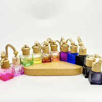 Bouteille de parfum de voiture carrée en gros de 8 ml, flacon vide en verre pour diffuseur d'arômes avec pompe pulvérisatrice et couvercle en bois, pour huiles essentielles désodorisantes
