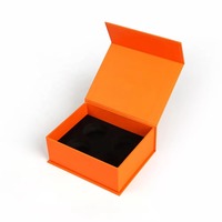 Boîte cadeau magnétique en papier recyclable de luxe personnalisée avec doublure en éponge, laminage brillant et gaufrage pour l'emballage de balles de golf