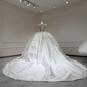 Vestido de Novia Moderno y Elegante con Cuello en V, Apliques de Encaje Floral y Satén, con Cola de Capilla para Mujer, Modelo XX65 - Product Image 3