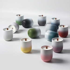 Bougie parfumée en cire de soja dans un pot en céramique rond coloré, en béton, pour la décoration de la maison et des mariages - Product Image 5