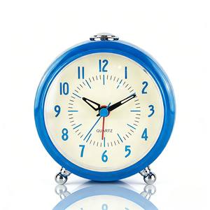 Réveil de bureau silencieux bleu de 4 pouces pour enfants avec veilleuse et fonction snooze pour garçons - Product Image 1