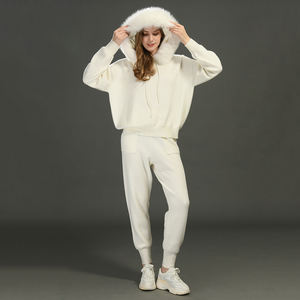 طقم سويتر وبنطلون بغطاء رأس دافئ ناعم للخريف من قطعتين، طقم صوف محبوك فاخر بياقة فرو الثعلب كاجوال ومخصص للملابس النسائية - Product Image 6