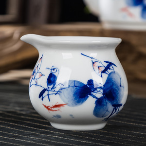 Ensemble de vaisselle à thé artistique chinois - Tasses en porcelaine bleue et blanche avec boîte cadeau en bois - Parfait pour un cadeau de pendaison de crémaillère - Product Image 3