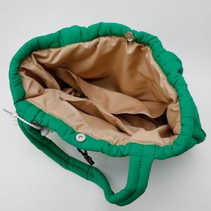 Nouveau design 2026 – Sac fourre-tout matelassé en duvet pour femme, couleur unie, en nylon durable, sac à bandoulière portable, sac à main matelassé pour femme - Product Image 3
