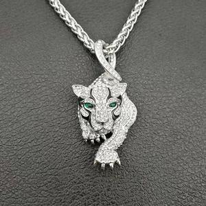 Collier pour homme en alliage plaqué or avec pendentif guépard en strass - Style sportif, idéal comme cadeau - Product Image 1