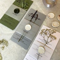 Carte de menu personnalisée vert sauge avec étiquette nominative en vélin et sceau de cire pour la décoration de table de mariage et de banquet
