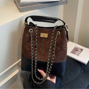 กระเป๋าถือหนังกลับสีน้ำตาลสไตล์วินเทจ ดีไซน์ใหม่ พร้อมสายสะพายโซ่และกระดุมปิด - Product Image 1