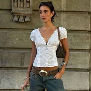 Blouse à col en V style mature léger, avec bordure en dentelle, boutonnée sur le devant, manches courtes, coupe ajustée, crop top amincissant, design à manches bouffantes - Product Image 3