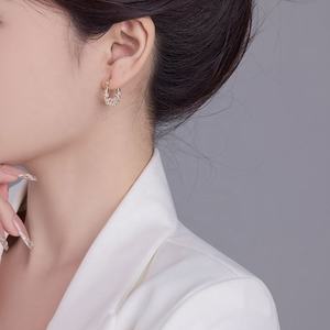 Boucles d'oreilles clous tendance pour femme, style rétro français de luxe, en argent tibétain plaqué or, avec zircon et perle - Product Image 3