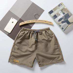 Shorts de sport de basketball pour hommes, design OEM, cordon de serrage, couleur unie, tissu en maille personnalisé, shorts d'entraînement pour la course à pied pour hommes - Product Image 1