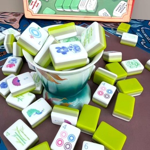 Juego de Fichas de Mahjong Americano de Alto Rendimiento, Diseño Verde Vitalidad, Acabado Glaseado Antirrayas, Patrones de Cuatro Capas, Juego de Mahjong Artístico - Product Image 1
