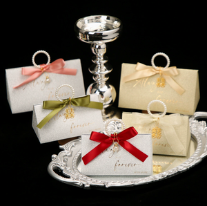 Nueva caja de dulces con brillantina fina para aniversario de bodas, caja de dulces de alta gama para boda y compromiso, caja de regalo triangular con lazo. - Product Image 1