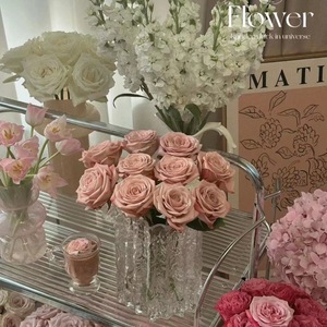 Ramo de Rosas Artificiales Cappuccino, Arreglo Floral de 3 Cabezas de Plástico y Seda para Decoración del Hogar y Bodas - Product Image 1