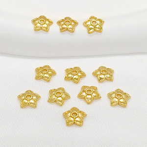 Separador de aleación con cuentas de flor chapadas en oro para la fabricación de pendientes, color oro de 18k, forma de pétalo de camelia, accesorios de joyería. - Product Image 1