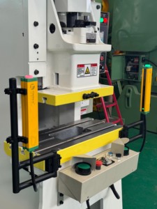 DADI APA 25-315T Servo-Controlled Precision Press Line ISO Vérifié pour la production de panneaux automobiles et de composants de moteur - Product Image 4