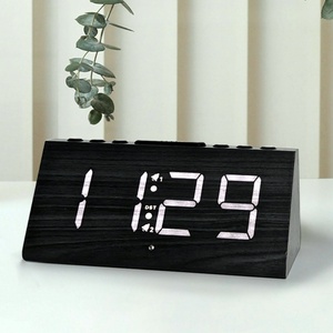 Emaf Home Decor Triangle Digital Snooze Horloge de bureau Horloges de table <span class=keywords><strong>en</strong></span> bois Luminosité réglable Volume Desktop Réveil LED <span class=keywords><strong>en</strong></span> bois - Product Image 1