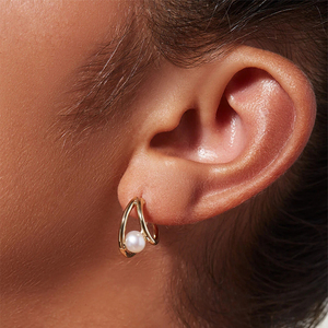 Pendientes de Aro ROXI, Pendientes de Perlas Pequeñas en Capas, Pendientes Delicados - Product Image 5