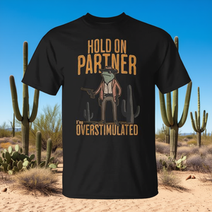 Camiseta Hold On Partner I'm Overstimulated Cowboy Frog - Product Image 3