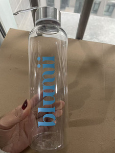 200 件定制最便宜水瓶批发定制不含 BPA 550 毫升 AS 塑料水瓶带肩带促销水瓶 - Product Image 2