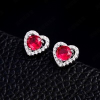 Boucles d'oreilles créées en forme de cœur en rubis, en argent sterling 925 plaqué rhodium, avec pierre précieuse rouge taille ronde et halo de zircone cubique, pour la Saint-Valentin