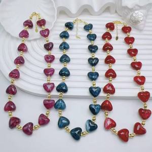 Collares de cuentas acrílicas coloridas con forma de corazón, estilo bohemio, muy vendidos, para mujeres, para la playa en verano. - Product Image 1