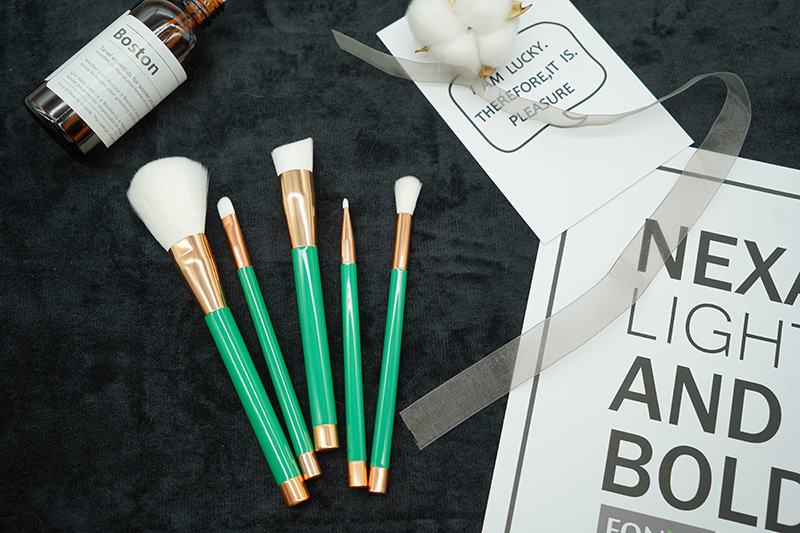 Custom Logo Mini High Quality Grade Christmas Double End Head Bling Cosmetic Tube Handle Concealer Girls Make Up Kit Set Brush