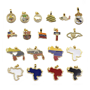 HD462 Venta al por mayor Colgante de oro de 18k con diseño de bandera nacional y circonita, con logotipo de equipo clásico, accesorio DIY para la fabricación de joyas - Product Image 1