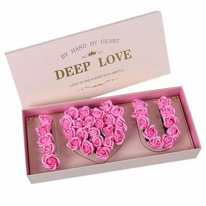 Boîtes cadeaux rectangulaires « Je t'aime » avec insert en mousse florale - Product Image 1