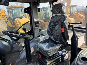 Una Macchina Sostituisce Due Unità: Escavatore Compatto Cat 420F per Ristrutturazioni Urbane e Costruzione di Infrastrutture Agricole - Product Image 3