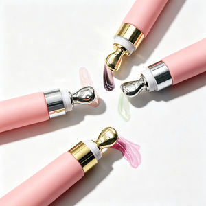 Brillo labial vegano transparente con sabor a frutas, voluminizador de labios, aceite labial con tinte de frutas, etiqueta privada, en tubo rosa con aplicador de masaje. - Product Image 4