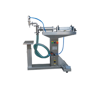 Machine <span class=keywords><strong>de</strong></span> remplissage <span class=keywords><strong>de</strong></span> liquide verticale automatique <span class=keywords><strong>de</strong></span> <span class=keywords><strong>bouteille</strong></span> d'eau à buse unique anti-goutte par gravité <span class=keywords><strong>de</strong></span> petit volume <span class=keywords><strong>de</strong></span> 500 ml - Product Image 2