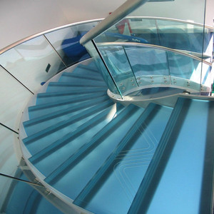 <span class=keywords><strong>Escalier</strong></span> intérieur moderne courbé avec construction en acier et bois, taille personnalisable et design écologique - Product Image 2