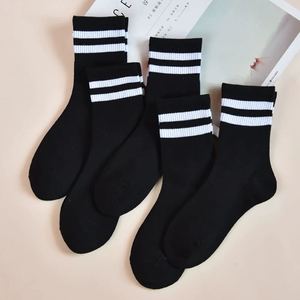 Chaussettes à rayures noires mi-mollet décontractées pour hommes Respirantes Confortables Durables Antidérapantes Élégantes Tenue quotidienne Chaussettes de sport légères - Product Image 1