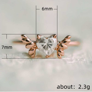 Anello a Cuore da Donna con Zirconi, Aperto e Regolabile, Elegante e Minimalista, Gioiello Statement per Uso Quotidiano - Product Image 5
