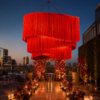 Décoration de plafond de mariage en macramé en gros, lustre à trois couches rouge avec des fleurs artificielles pour la décoration de la réception